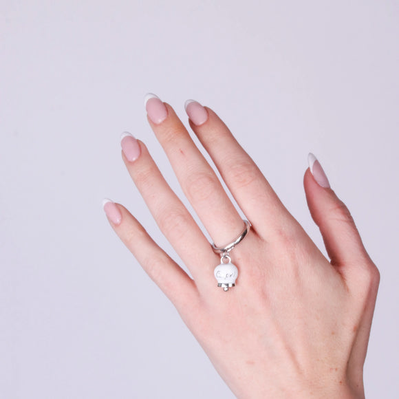 Anello in Acciaio con campanella pendente bianca con scritta Capri
