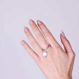 Anello in Acciaio con campanella pendente bianca con scritta Capri