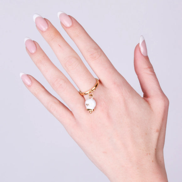 Anello in Acciaio con campanella pendente bianca e oro con scritta Capri