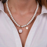 Collana in Metallo con perle e campanella bianca con scritta Capri