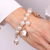 Bracciale in Metallo con perle e campanelle portafortuna in smalto bianco con scritta Capri