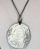 Collana Medaglione con Rosa Incisa 100% Alluminio