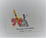 Orecchino cerchietto con pendente fiocco rosa
