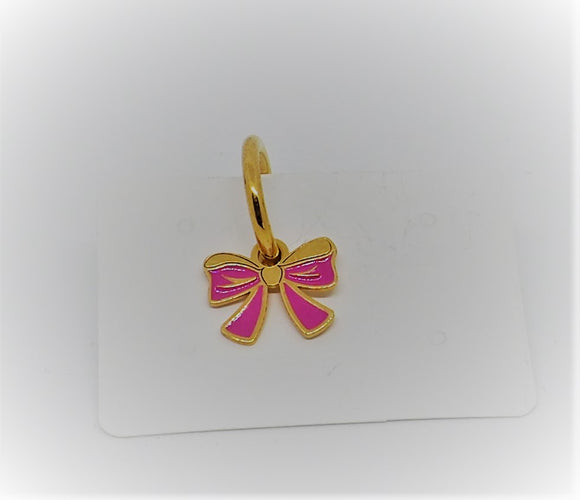 Orecchino cerchietto con pendente fiocco rosa.