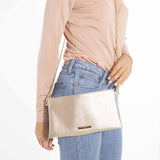 Pochette platino con tracolla dorata