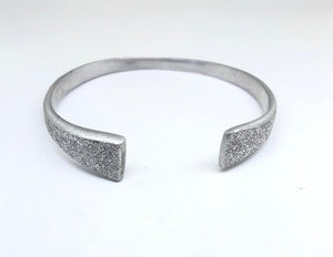 Bracciale Fascia Aperto Due Triangoli Diamantato 100% Alluminio