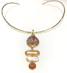 Collana rigida con Perla, Calcite e Avventurina rossa